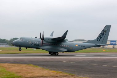 Farnborough, İngiltere - 20 Temmuz 2014: Airbus Ordusu (Airbus Savunma ve Uzay) CASA C-295M nakliye uçağı EC-296.