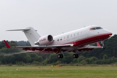 Farnborough, İngiltere - 19 Temmuz 2014: Bombacı Challenger 605 (CL-600-2B16) lüks özel jet uçağı G-SJSS.