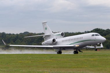Farnborough, İngiltere - 19 Temmuz 2014: Dassault Falcon 7X (M-CELT) özel jeti, sahibi Dermot Desmond, milyarder işadamı ve Kelt Futbol Kulübü 'nün sahibi.