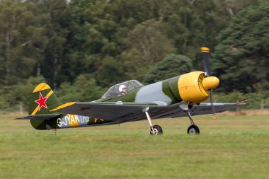 Farnborough, İngiltere - 19 Temmuz 2014: Yakovlev Yak-50 Uçak G-JYAK Aerostars Aerobatic ekran ekibi. 