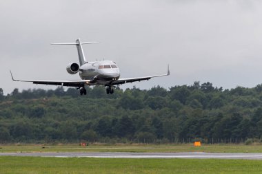 Farnborough, İngiltere - 19 Temmuz 2014: Bombardıman uçağı CL-600-2B16 (Challenger 605) iş jeti G-REYS.