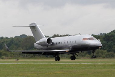 Farnborough, İngiltere - 19 Temmuz 2014: Bombardıman uçağı CL-600-2B16 (Challenger 605) iş jeti G-REYS.