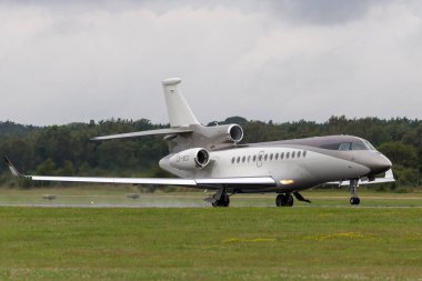 Farnborough, İngiltere - 19 Temmuz 2014: Dassault Falcon 7X lüks şirket jet uçağı LX-MES.