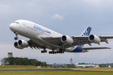 Farnborough, İngiltere - 19 Temmuz 2014: Airbus A380-841 dört motorlu ticari uçak F-WWOW