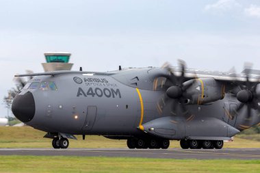 Farnborough, İngiltere - 19 Temmuz 2014: Airbus Savunma ve Uzay A400M askeri kargo uçağı F-WWMS.