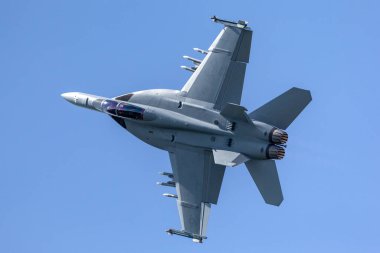 Farnborough, İngiltere - 20 Temmuz 2014: ABD Donanması F / A-18F Super Hornet çok delikli savaş uçağı