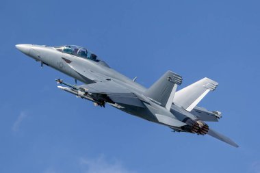 Farnborough, İngiltere - 20 Temmuz 2014: ABD Donanması F / A-18F Super Hornet çok delikli savaş uçağı