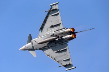 Farnborough, İngiltere - 20 Temmuz 2014: Kraliyet Hava Kuvvetleri (RAF) Eurofighter EF-2000 Typhoon FGR4 ZK343 from No.29 (R) Squadron based at RAF Coningsby.