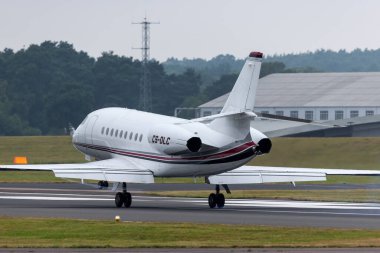 Farnborough, İngiltere - 20 Temmuz 2014: NetJets Dassault Falcon 2000EX iş jet uçağı CS-DLC.