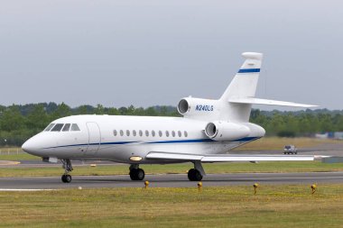 Farnborough, İngiltere - 20 Temmuz 2014: Dassault Falcon 900EX iş jeti N240LG.