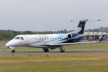 Farnborough, İngiltere - 20 Temmuz 2014: Embraer EMB-135BJ Miras 600 OE-IBK Farnborough Havaalanı.
