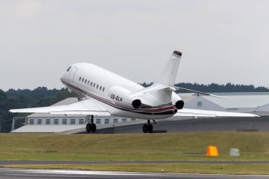Farnborough, İngiltere - 20 Temmuz 2014: NetJets Dassault Falcon 2000EX Özel jet uçağı CS-DLH.