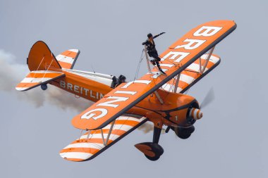 Farnborough, İngiltere - 20 Temmuz 2014: Breitling Wing Walkers vintage Boeing Stearman Biplanes.
