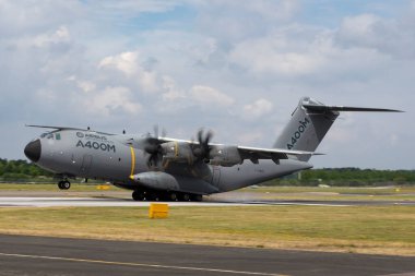 Farnborough, İngiltere - 20 Temmuz 2014: Airbus Savunma ve Uzay A400M askeri kargo uçağı F-WWMS.