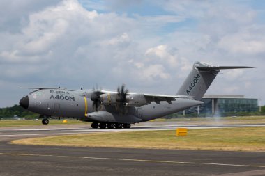 Farnborough, İngiltere - 20 Temmuz 2014: Airbus Savunma ve Uzay A400M askeri kargo uçağı F-WWMS.
