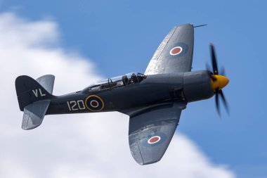Farnborough, İngiltere - 21 Temmuz 2014: Hawker Sea Fury T.20 G-RNHF Kraliyet Donanması Hava Kuvvetleri Tarihi Uçuş Merkezi RNAS Yeovilton.