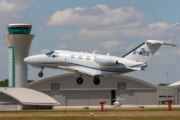 Farnborough, İngiltere - 17 Temmuz 2014: Cessna Citation Mustang (Cessna 510) çok hafif iş jeti (VLJ) G-MICE.