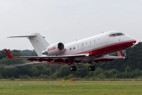 Farnborough, İngiltere - 19 Temmuz 2014: Bombacı Challenger 605 (CL-600-2B16) lüks özel jet uçağı G-SJSS.