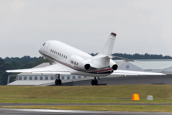 Farnborough, İngiltere - 20 Temmuz 2014: NetJets Dassault Falcon 2000EX Özel jet uçağı CS-DLH.