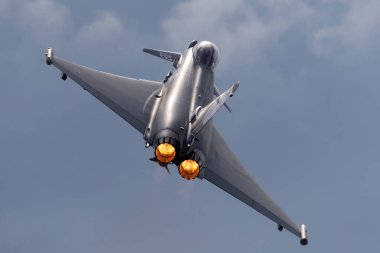 Farnborough, İngiltere - 21 Temmuz 2014: Kraliyet Hava Kuvvetleri (RAF) Eurofighter EF-2000 Typhoon FGR4 ZK343 from No.29 (R) Squadron based at RAF Coningsby.