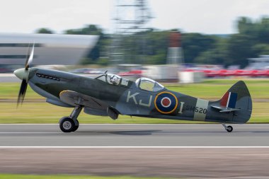 Farnborough, İngiltere - 21 Temmuz 2014: İki koltuk Supermarine Spitfire T.9C G-ILD