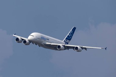 Farnborough, İngiltere - 21 Temmuz 2014: Airbus A380-841 dört motorlu ticari uçak F-WWOW