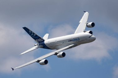 Farnborough, İngiltere - 16 Temmuz 2014: Airbus A380-841 büyük dört motorlu ticari uçak F-WWOW