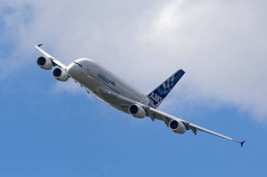 Farnborough, İngiltere - 16 Temmuz 2014: Airbus A380-841 büyük dört motorlu ticari uçak F-WWOW