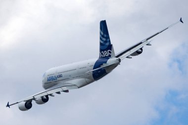 Farnborough, İngiltere - 16 Temmuz 2014: Airbus A380-841 büyük dört motorlu ticari uçak F-WWOW