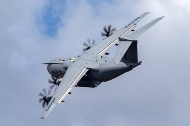 Farnborough, İngiltere - 16 Temmuz 2014: Airbus Savunma ve Uzay A400M askeri kargo uçağı F-WWMS.