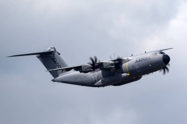 Farnborough, İngiltere - 16 Temmuz 2014: Airbus Savunma ve Uzay A400M askeri kargo uçağı F-WWMS.
