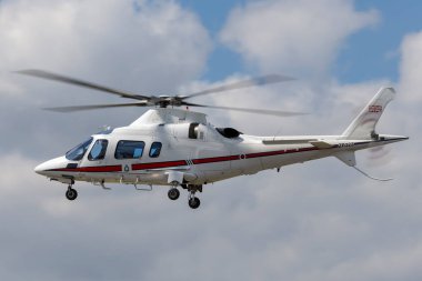 Farnborough, İngiltere - 16 Temmuz 2014: Royal Air Force (RAF) AgustaWestland AW-109E Helikopter ZR322, No. RAF Northolt 'ta 32 (Kraliyet) Filosu.