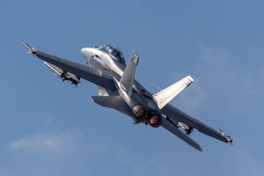 Farnborough, İngiltere - 16 Temmuz 2014: ABD Donanması F / A-18F Super Hornet çok delikli savaş uçağı