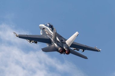 Farnborough, İngiltere - 16 Temmuz 2014: ABD Donanması F / A-18F Super Hornet çok delikli savaş uçağı