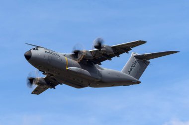 Farnborough, İngiltere - 18 Temmuz 2014: Airbus Savunma ve Uzay A400M askeri kargo uçağı F-WWMS.