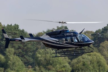Farnborough, İngiltere - 18 Temmuz 2014: Bell 206L-3 Uzun Helikopter G-RCOM.
