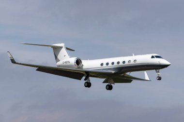 Farnborough, İngiltere - 18 Temmuz 2014: Gulfstream Aerospace G550 G-NOYA lüks iş jeti uçağı.