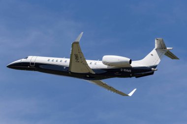 Farnborough, İngiltere - 18 Temmuz 2014: Embraer Legacy 600 (EMB-135BJ) lüks iş jeti G-RHMS. 
