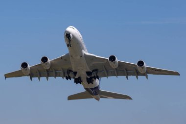 Farnborough, İngiltere - 19 Temmuz 2014: Airbus A380-841 dört motorlu ticari uçak F-WWOW