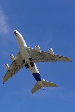 Farnborough, İngiltere - 19 Temmuz 2014: Airbus A380-841 dört motorlu ticari uçak F-WWOW