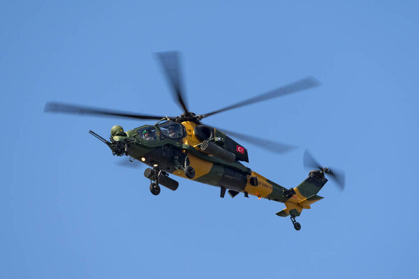 Фарнборо, Великобритания - 16 июля 2014 года: Турецкая армия (Turk Kara Kuvvetleri) tai (AgustaWestland) T129 atak Attack Helicopter
.