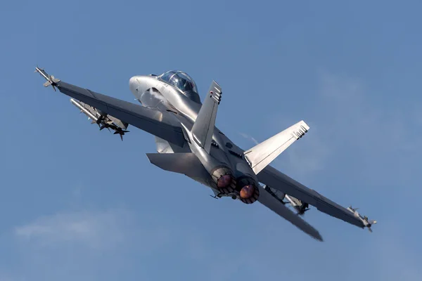 Farnborough, İngiltere - 16 Temmuz 2014: ABD Donanması F / A-18F Super Hornet çok delikli savaş uçağı
