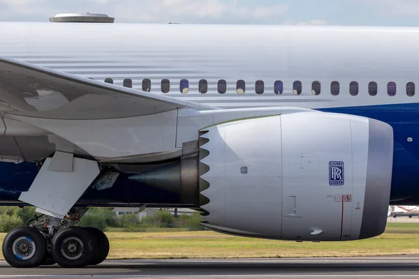 Farnborough, İngiltere - 16 Temmuz 2014: Rolls Royce Trent 1000 aero motoru Boeing 787-9 Dreamliner ticari havayolu uçağı.