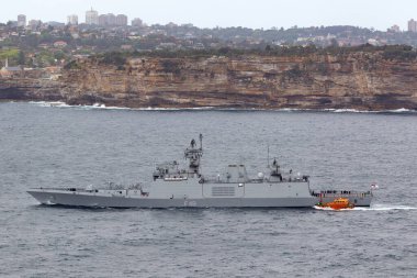 Sydney, Avustralya - 11 Ekim 2013: INS Sahyadri (F49) Hint Donanması 'nın Sydney Limanı' ndan ayrılan çok rollü Shivalik sınıfı gizli firkateyni.