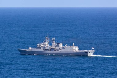 Sydney, Avustralya - 11 Ekim 2013: HMNZS Te Mana (F111) Anzak sınıfı firkateynleri ve Yeni Zelanda Kraliyet Donanması 'ndan biri Sydney Limanı' ndan ayrılıyor..