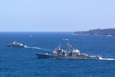 Sydney, Avustralya - 11 Ekim 2013: USS Chosin (CG-65) Ticonderoga sınıfı güdümlü füze kruvazörü ve Avustralya Kraliyet Donanması Anzak sınıfı firkateyni HMAS Parramatta denizde yelken açıyor. 