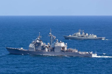 Sydney, Avustralya - 11 Ekim 2013: USS Chosin (CG-65) Ticonderoga sınıfı güdümlü füze kruvazörü ve Avustralya Kraliyet Donanması Anzak sınıfı firkateyni HMAS Parramatta denizde yelken açıyor. 