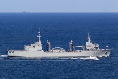 Sydney, Avustralya - 4 Ekim 2013: Cantabria (A15), İspanyol Donanması tarafından işletilen, Sydney Limanı 'na giriş yapan petrolcü gemi..
