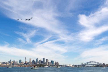 Sydney, Avustralya - 5 Ekim 2013: 8 Kraliyet Avustralya Hava Kuvvetleri (RAAF) uçağının Sydney Limanı üzerinde deniz üzerinde uçması.