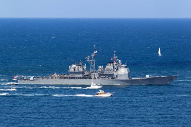 Sydney, Avustralya - 4 Ekim 2013: USS Chosin (CG-65) Ticonderoga sınıfı güdümlü füze kruvazörü Sydney Limanı 'na giriş yapıyor.. 